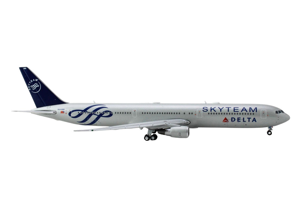 Boeing 767-400ER Commercial Aircraft "Delta Air Lines Skyteam" (N844MH) Gray Metallic with Blue Tail 1/400 Diecast Model Airplane by GeminiJets-2