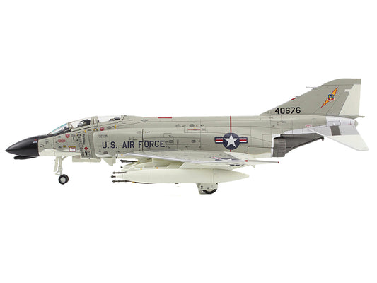 McDonnell Douglas F-4C Phantom II Fighter-Bomber Aircraft "45th TFS Ubon Thailand" (1965) United States Air Force "Air Power Series" 1/72 Diecast Model by Hobby Master-1