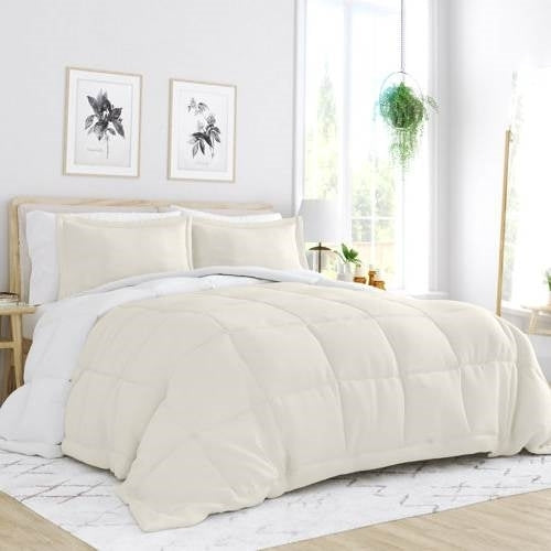 Full/Queen size 3-Piece Microfiber Reversible Comforter Set in White and Cream W2B