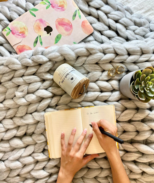 PREMIUM HAND-CRAFTED COLOSSAL CHUNKY KNIT THROW (50"x70") (Inches)