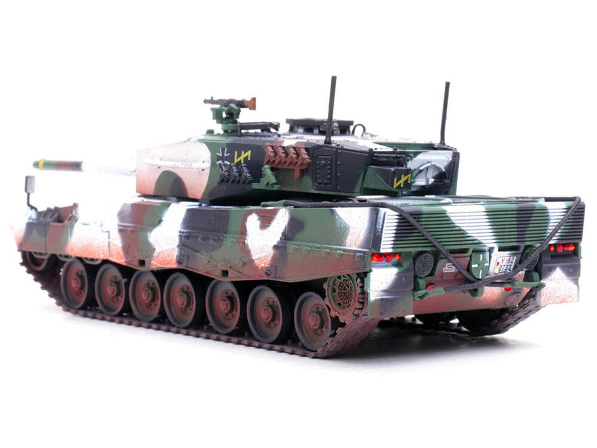 Leopard 2A4 Main Battle Tank with Snorkel "Winter Camouflage" German Army "Armor Premium" Series 1/72 Diecast Model by Panzerkampf Panzerkampf