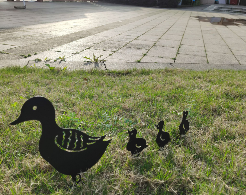 New Garden Decoration Iron Duck Family Grass Garden Decoration Metal Hollow Garden Decoration