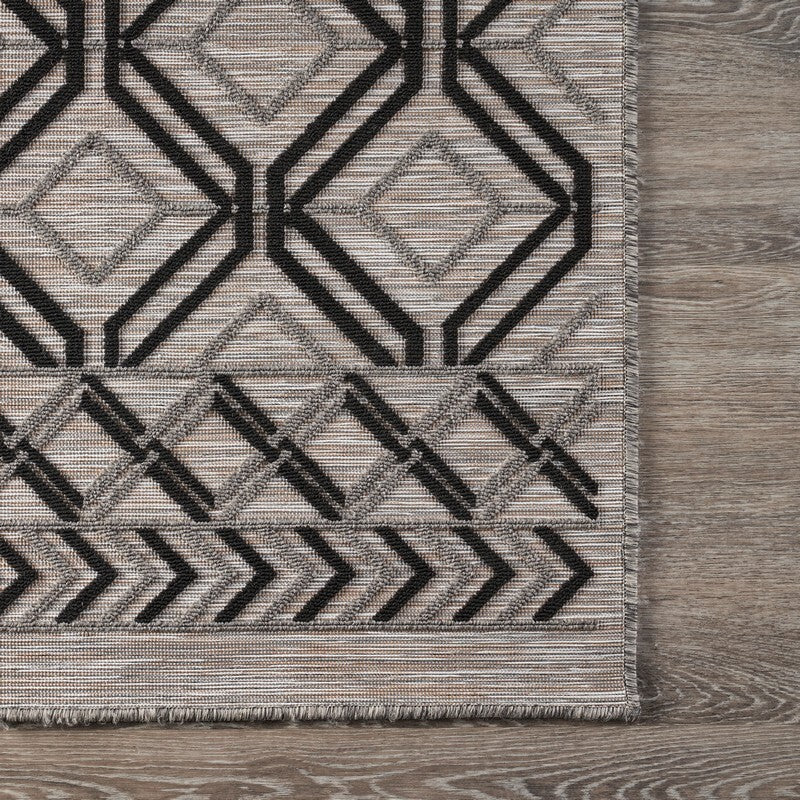 5' X 7' Black And Tan Indoor Outdoor Area Rug W2B
