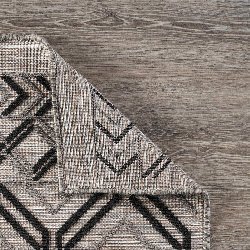 5' X 7' Black And Tan Indoor Outdoor Area Rug W2B