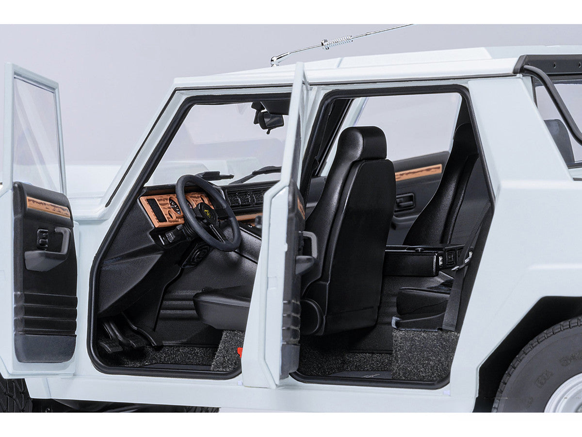 Lamborghini LM002 Bianco Polo Park White 1/18 Model Car by Autoart Autoart