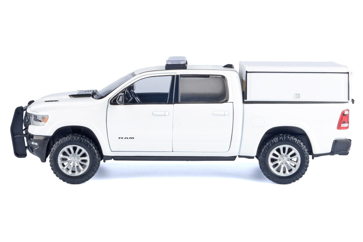 2019 RAM 1500 Laramie Crew Cab Pickup Truck with Truck Bed Camper White "Custom Builder's Kit" Series 1/27 Diecast Model Car by Motormax-2