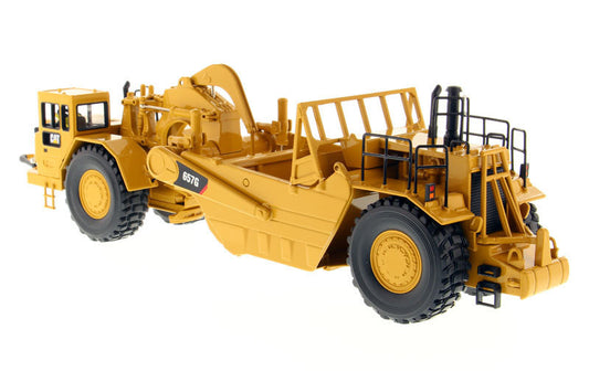 CAT Caterpillar 657 G Wheel Tractor Scraper with Operator "Core Classics Series" 1/50 Diecast Model by Diecast Masters-1