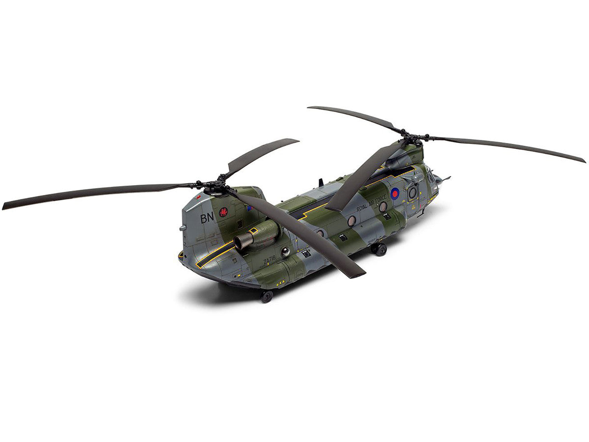 Level 3 Model Kit Boeing Chinook HC.1 Helicopter with 2 Scheme Options 1/72 Plastic Model Kit by Airfix Airfix