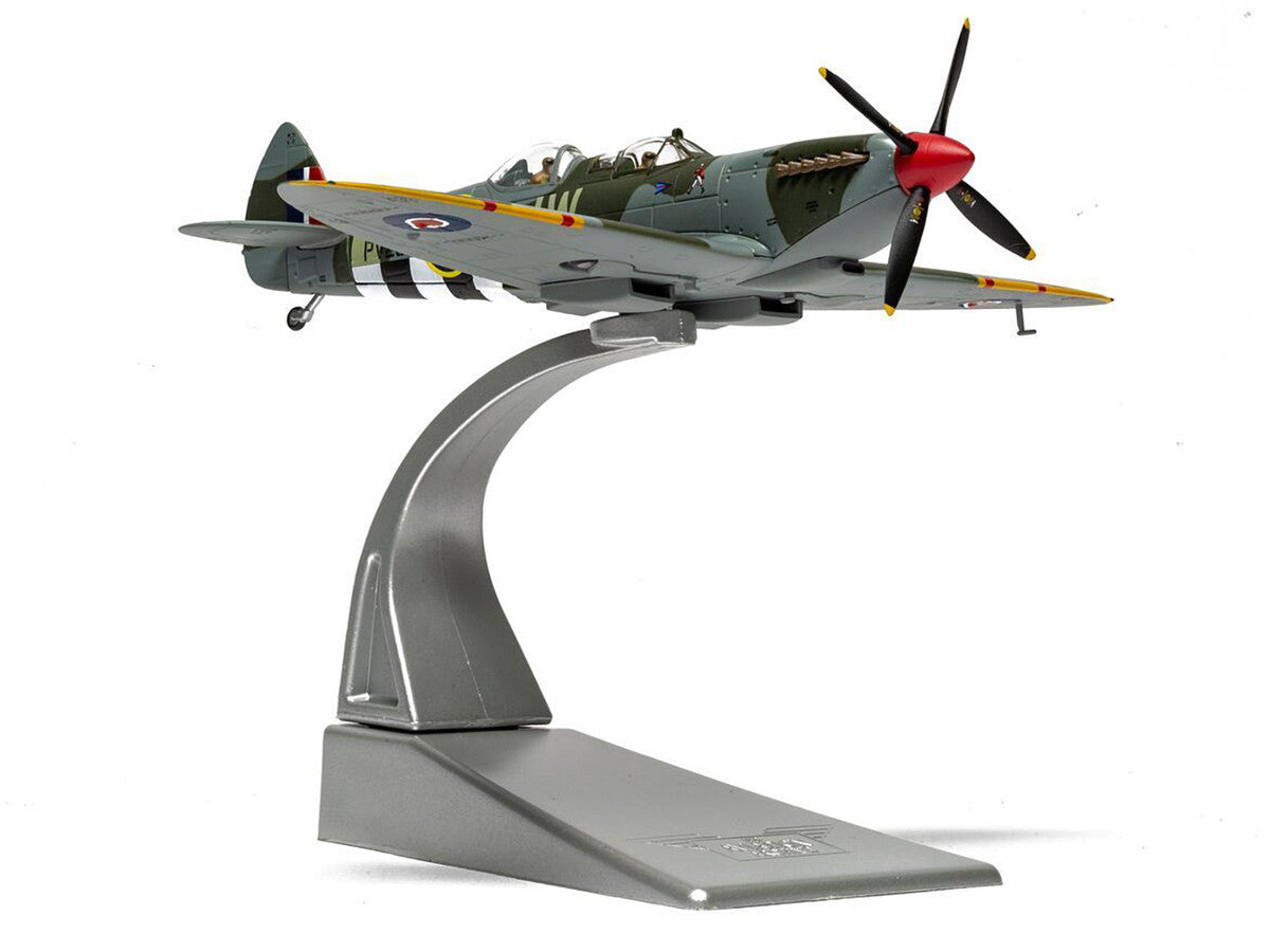 Supermarine Spitfire T.9 Aircraft "PV202 Aerial Collective at Duxford Airfield" British Royal Air Force "The Aviation Archive" Series 1/72 Diecast Model by Corgi-3