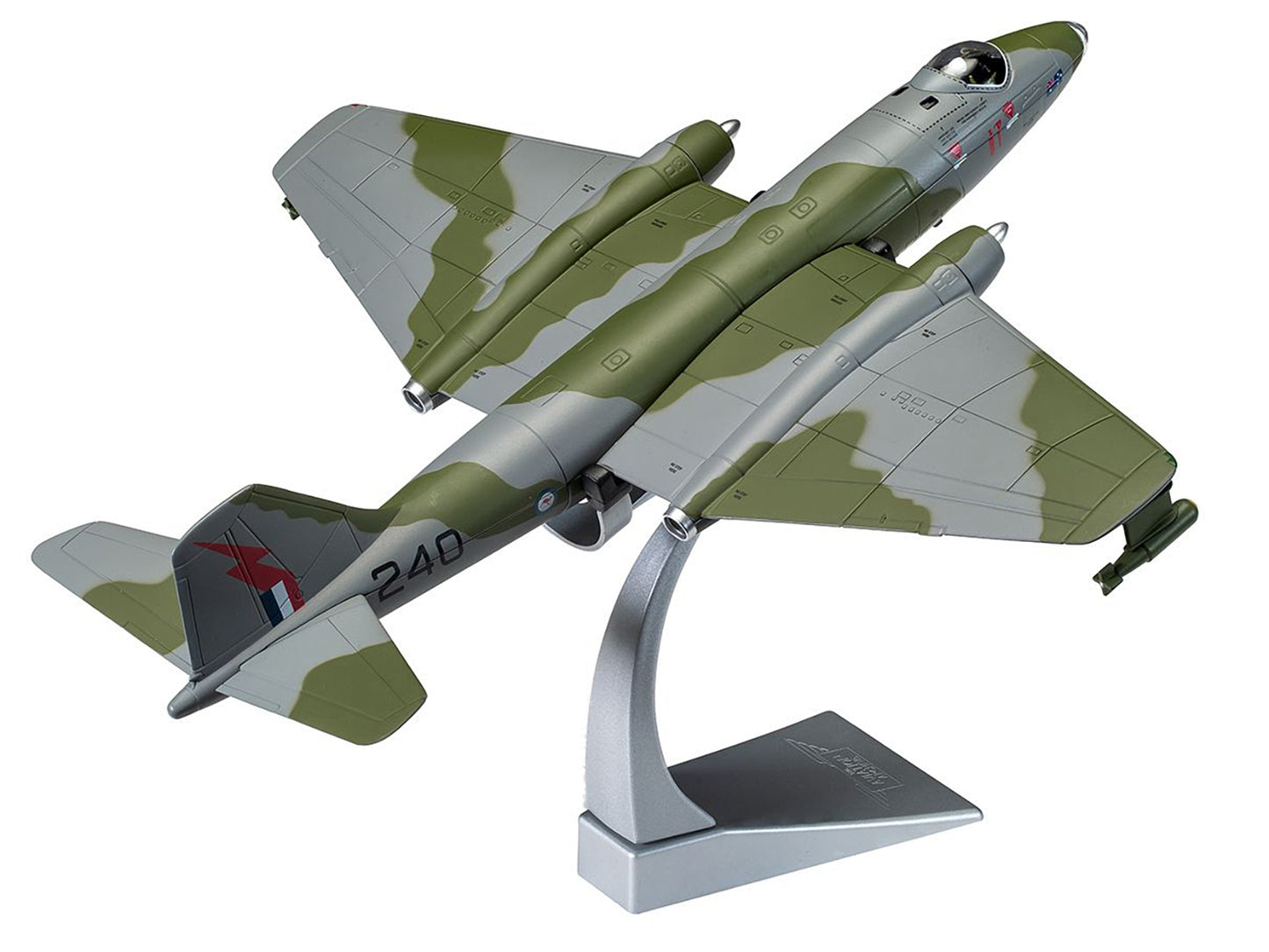 GAF Canberra Mk.20 Bomber Aircraft "A84-240 USAF 35th Tactical Fighter Wing Phan Rang Air Base Vietnam War" (1969) Royal Australian Air Force "The Aviation Archive" Series 1/72 Diecast Model by Corgi