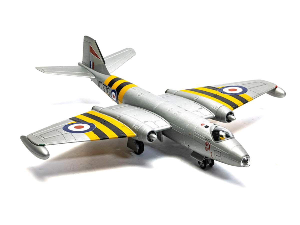 English Electric Canberra B.6 Aircraft "WT370 Wg. Cdr. Paul Mallorie No.139 Squadron Operation Musketeer" (1956) Royal Air Force "The Aviation Archive" Series 1/72 Diecast Model Car by Corgi Corgi