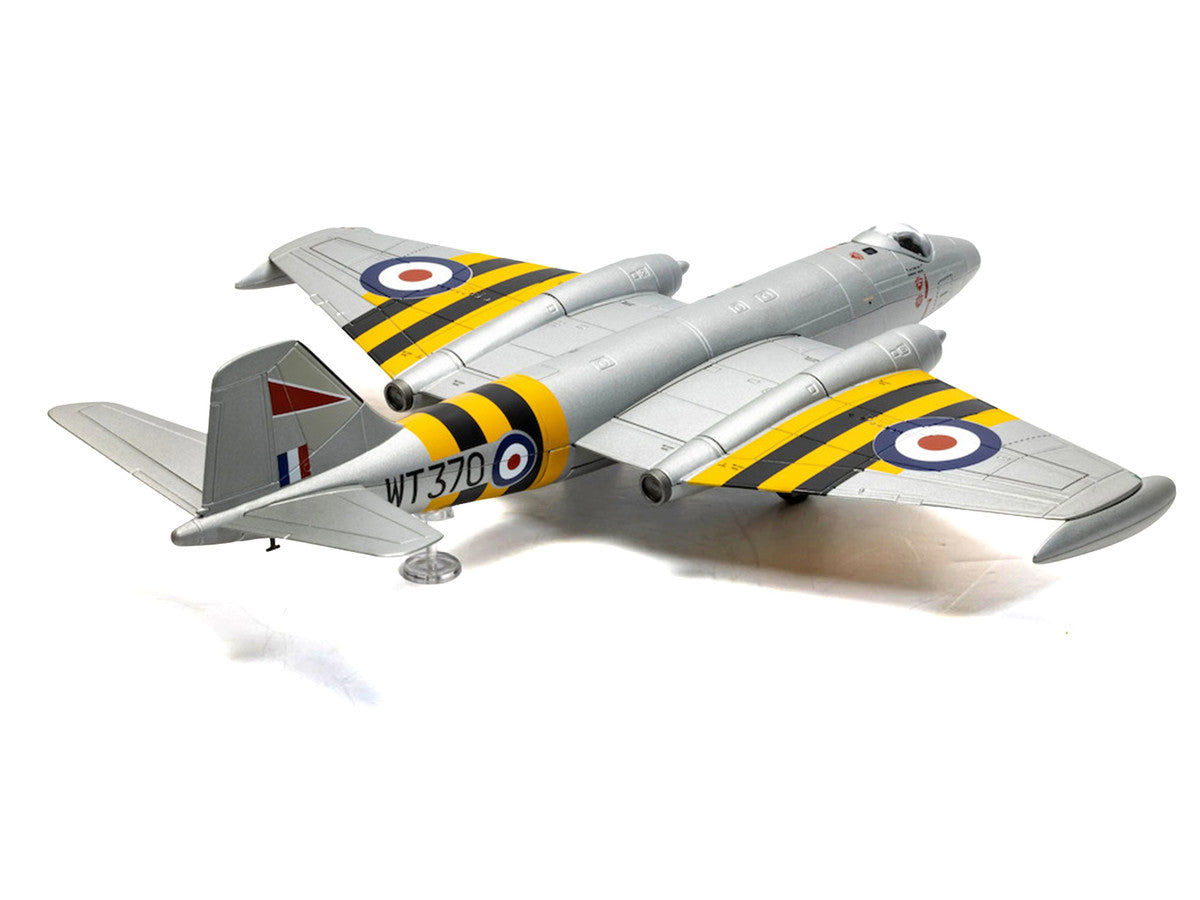 English Electric Canberra B.6 Aircraft "WT370 Wg. Cdr. Paul Mallorie No.139 Squadron Operation Musketeer" (1956) Royal Air Force "The Aviation Archive" Series 1/72 Diecast Model Car by Corgi Corgi