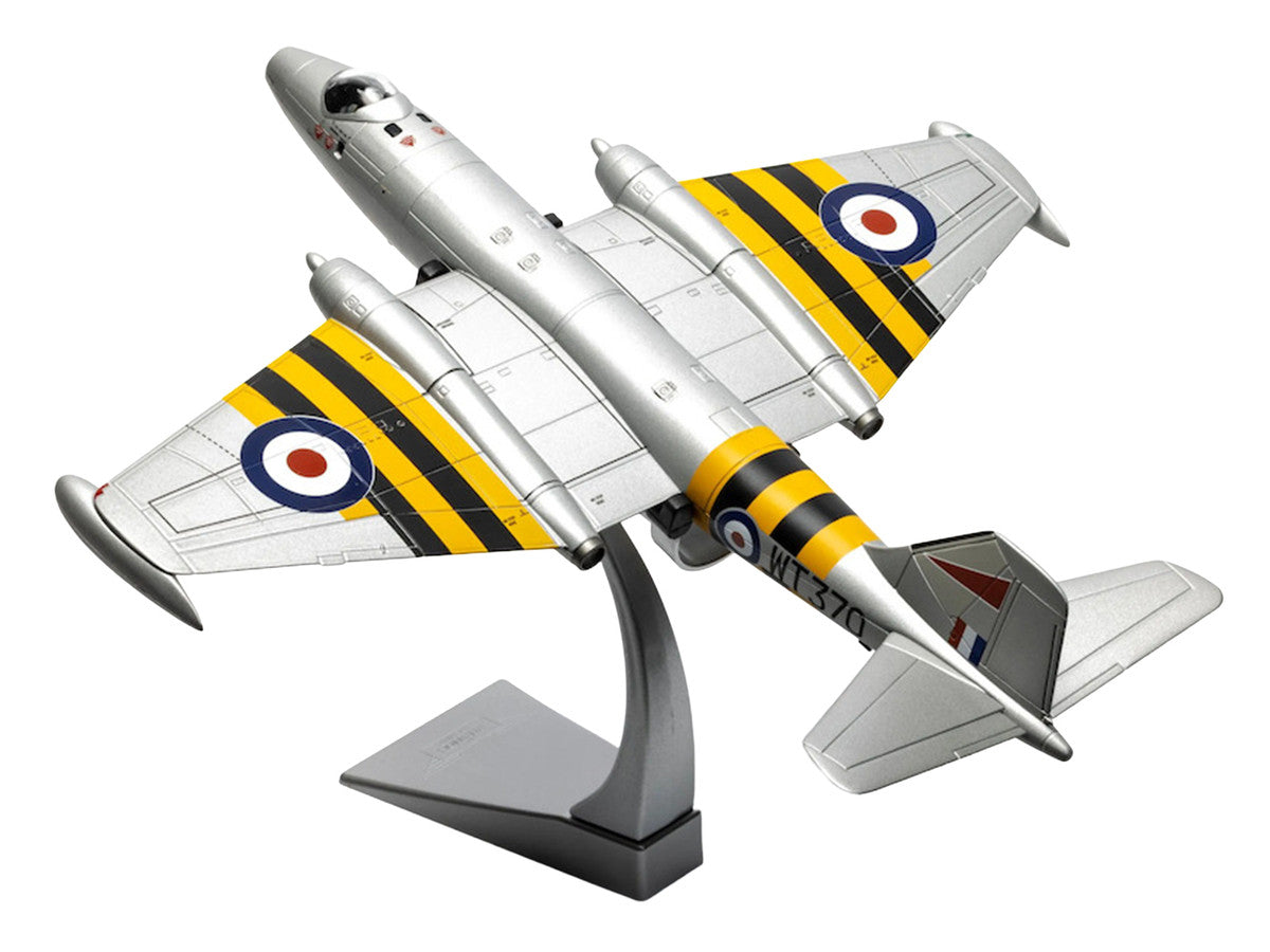 English Electric Canberra B.6 Aircraft "WT370 Wg. Cdr. Paul Mallorie No.139 Squadron Operation Musketeer" (1956) Royal Air Force "The Aviation Archive" Series 1/72 Diecast Model Car by Corgi Corgi