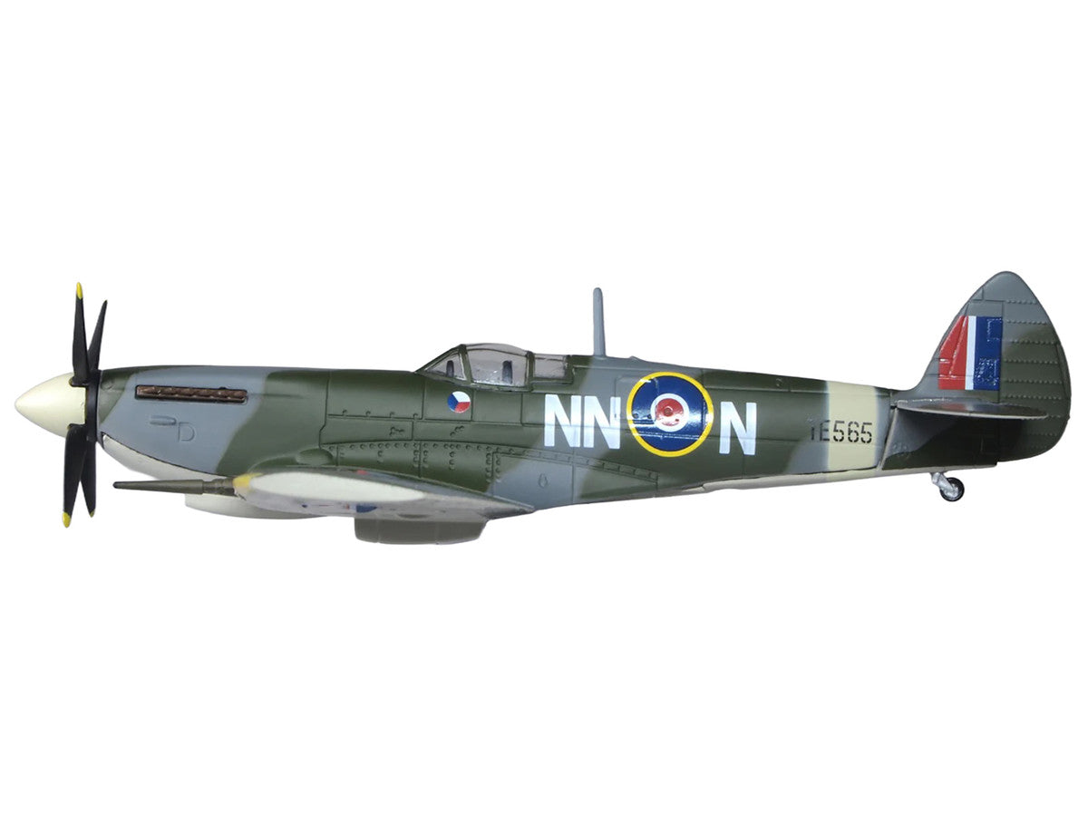 Supermarine Spitfire LF MK IXe Fighter Aircraft "TE565 10th (Czech) Fighter Squadron RAF Manston" Royal Air Force 1/72 Diecast Model Airplane by Oxford Diecast Oxford Diecast