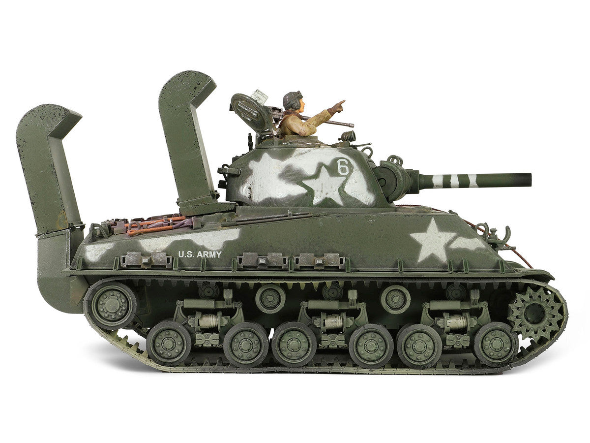 Sherman M4 (105) Howitzer Medium Tank "US Army 711th Tank Battalion Okinawa" (1945) "Engine Plus" Series 1/32 Diecast Model by Metal Proud Metal Proud
