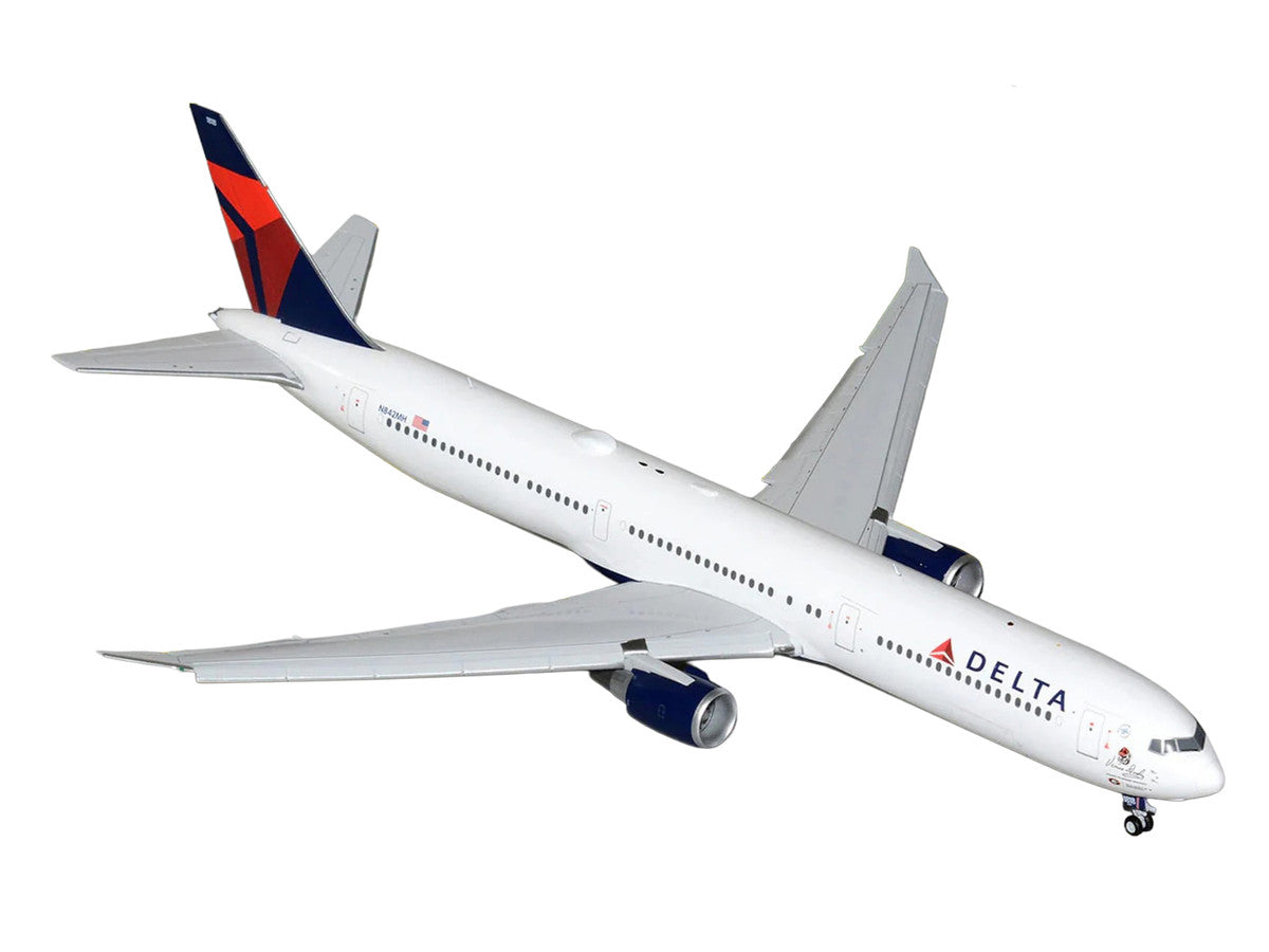 Boeing 767-400ER Commercial Aircraft with Flaps Down "Delta Air Lines" (N482MH) White with Blue and Red Tail "Gemini 200" Series 1/200 Diecast Model Airplane by GeminiJets GeminiJets