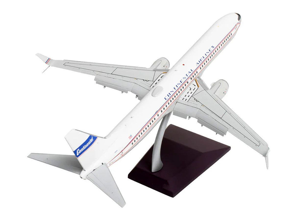 Boeing 737-900ER Commercial Aircraft with Flaps Down "Continental Airlines - United Airlines" (N75435) White with Red and Blue Stripes "Gemini 200" Series 1/200 Diecast Model Airplane by GeminiJets GeminiJets