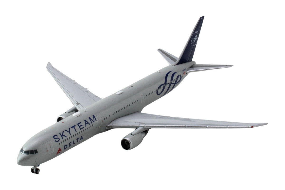 Boeing 767-400ER Commercial Aircraft "Delta Air Lines Skyteam" (N844MH) Gray Metallic with Blue Tail 1/400 Diecast Model Airplane by GeminiJets-1
