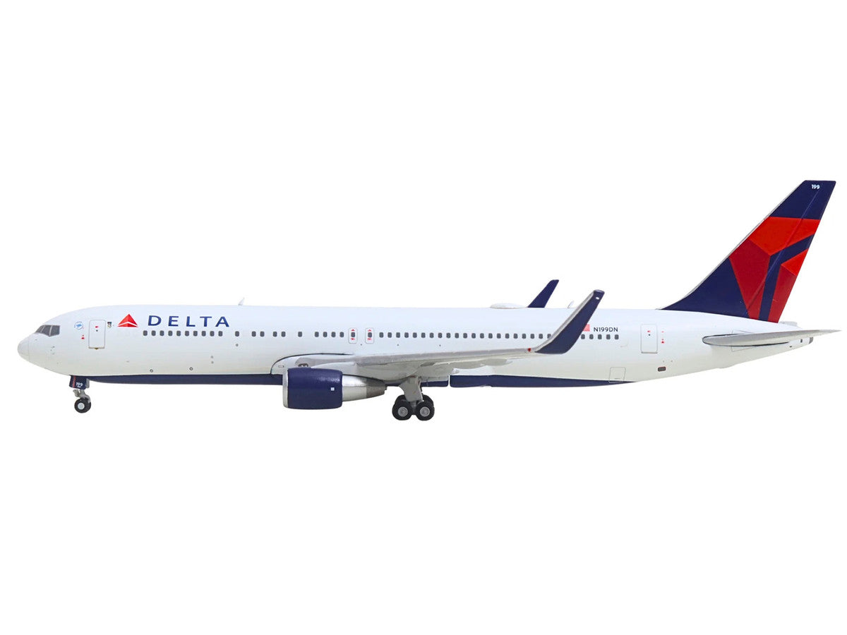 Boeing 767-300ER Commercial Aircraft "Delta Air Lines" (N199DN) White with Red and Blue Tail 1/400 Diecast Model by GeminiJets GeminiJets
