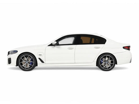 2023 BMW 545e xDrive M Sport Alpine White 1/18 Model Car by GT Spirit GT Spirit