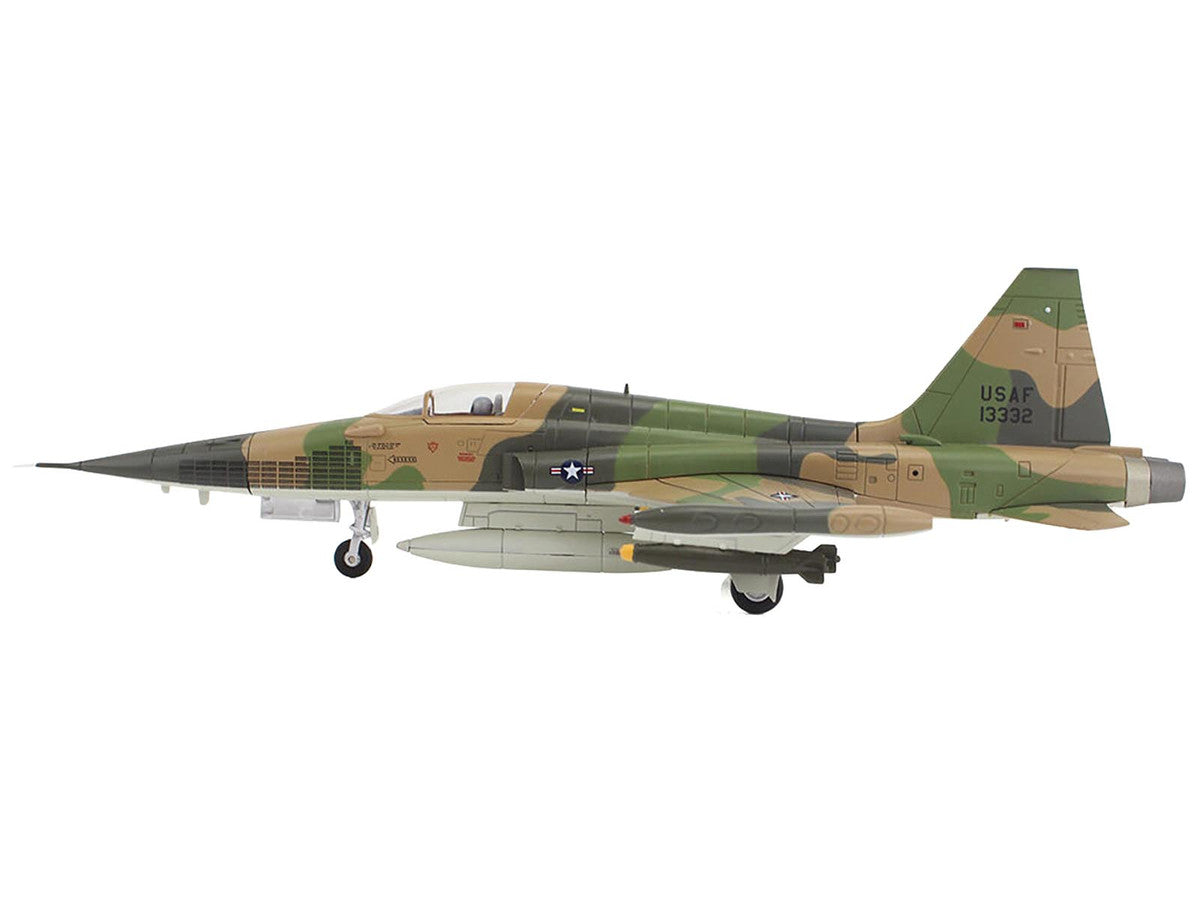 Northrop F-5C Skoshi Tiger Aircraft "64-13332 10th FCS Bien Hoa AFB" (1965) United States Air Force "Air Power Series" 1/72 Diecast Model by Hobby Master-0