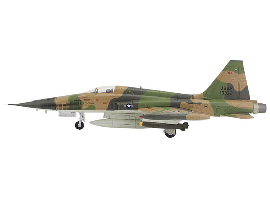Northrop F-5C Skoshi Tiger Aircraft "64-13332 10th FCS Bien Hoa AFB" (1965) United States Air Force "Air Power Series" 1/72 Diecast Model by Hobby Master-0