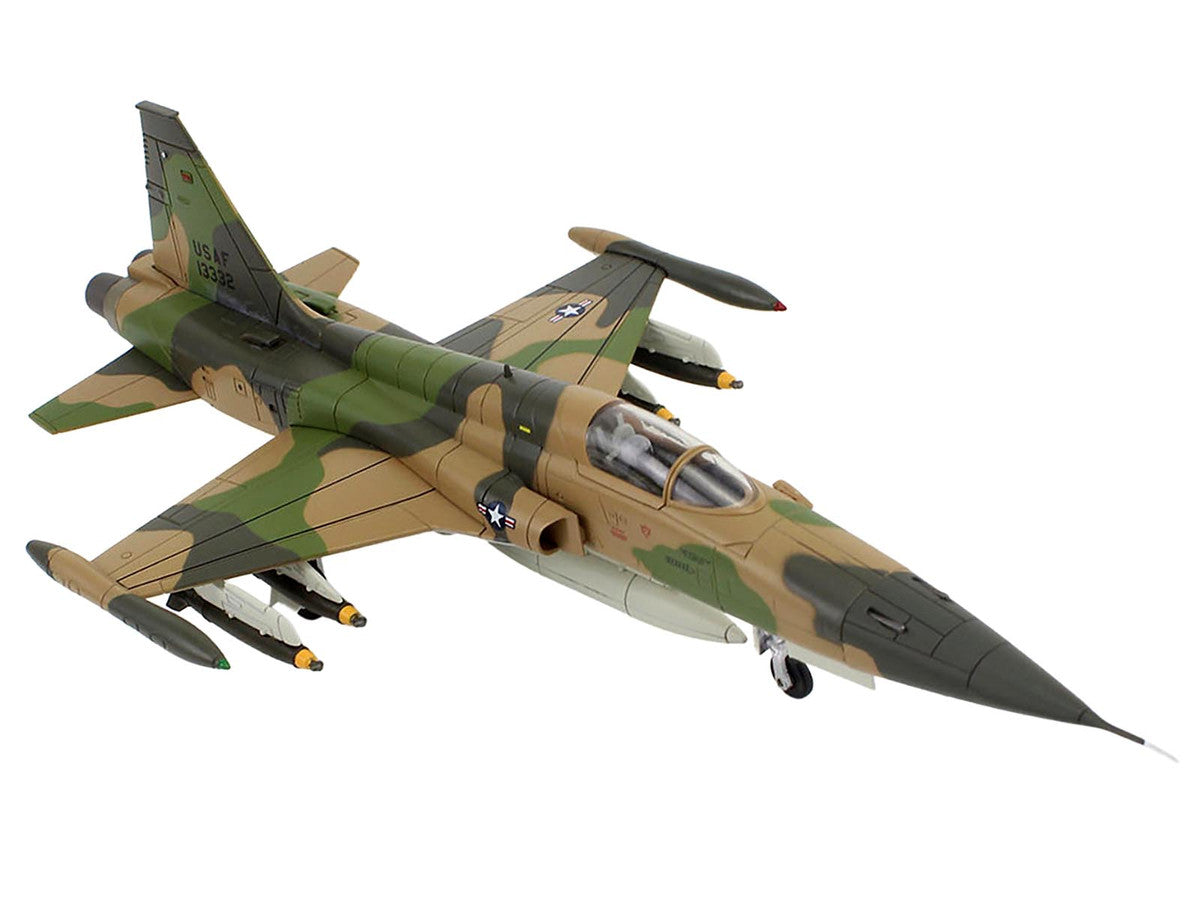 Northrop F-5C Skoshi Tiger Aircraft "64-13332 10th FCS Bien Hoa AFB" (1965) United States Air Force "Air Power Series" 1/72 Diecast Model by Hobby Master-1