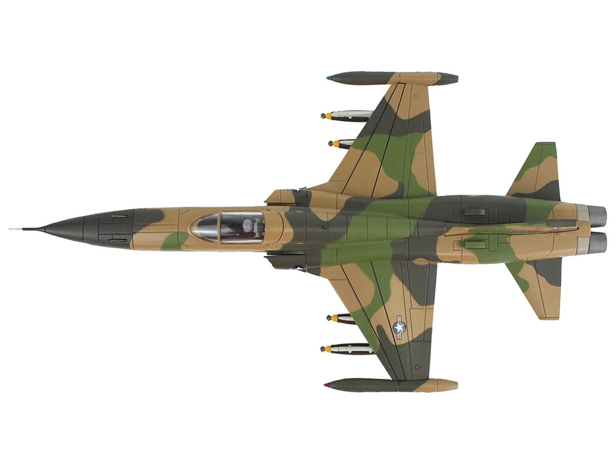 Northrop F-5C Skoshi Tiger Aircraft "64-13332 10th FCS Bien Hoa AFB" (1965) United States Air Force "Air Power Series" 1/72 Diecast Model by Hobby Master-2
