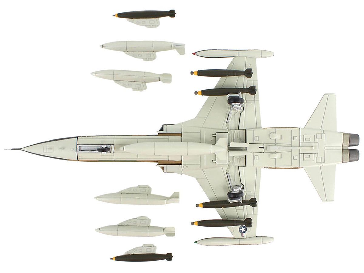 Northrop F-5C Skoshi Tiger Aircraft "64-13332 10th FCS Bien Hoa AFB" (1965) United States Air Force "Air Power Series" 1/72 Diecast Model by Hobby Master-3