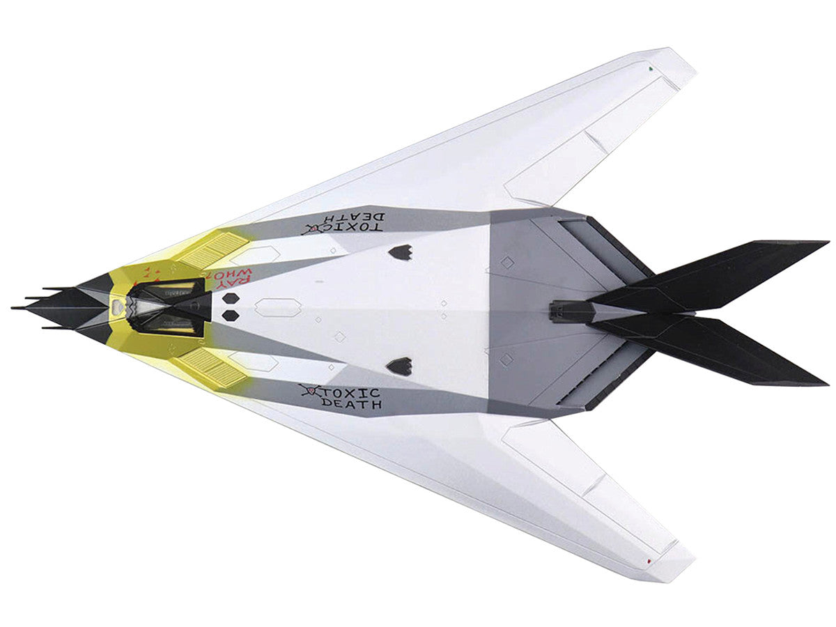 Lockheed F-117A Nighthawk Stealth Aircraft "Toxic Death" (1991) "Air Power Series" 1/72 Diecast Model by Hobby Master-2