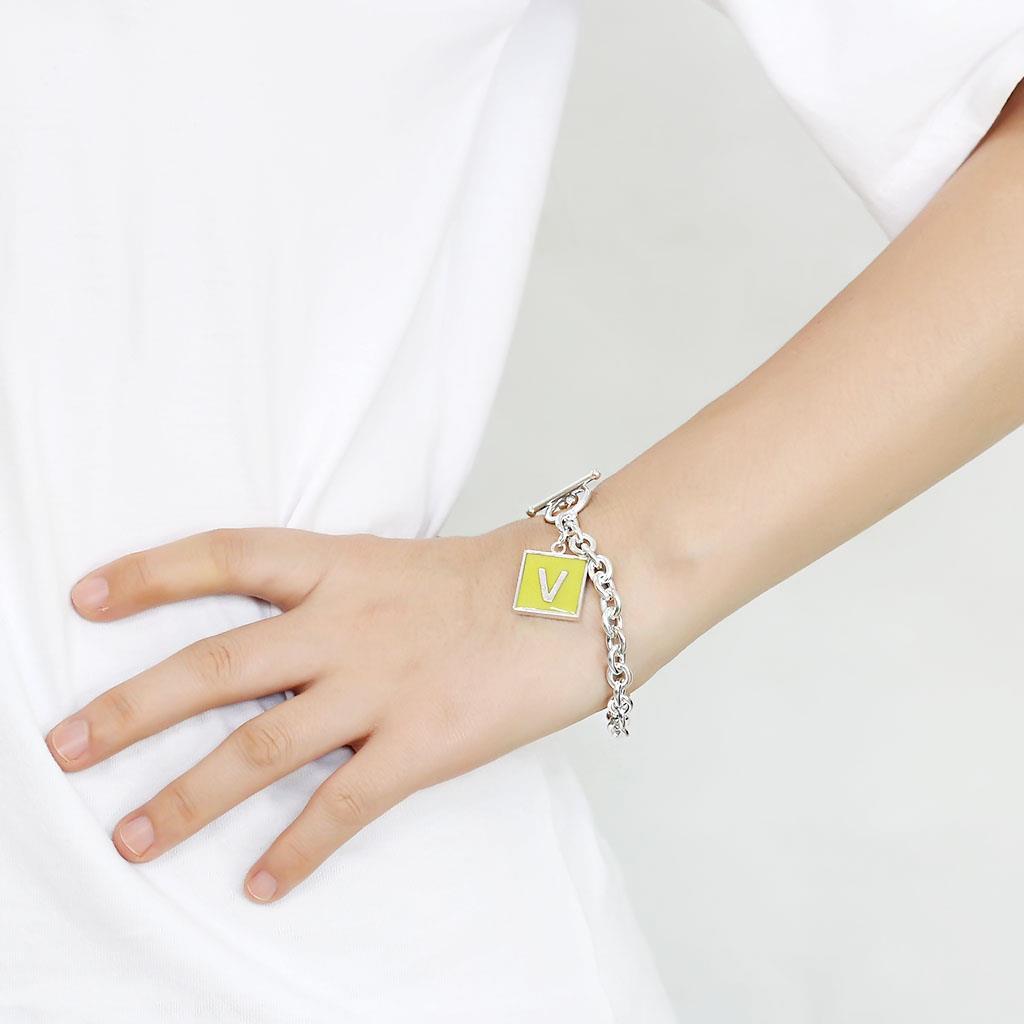 LO4643 - High-Polished Brass Bracelet with Epoxy  in Emerald Alamode