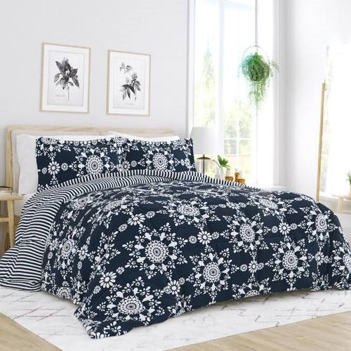 Twin size 3-Piece Navy Blue White Reversible Floral Striped Comforter Set W2B