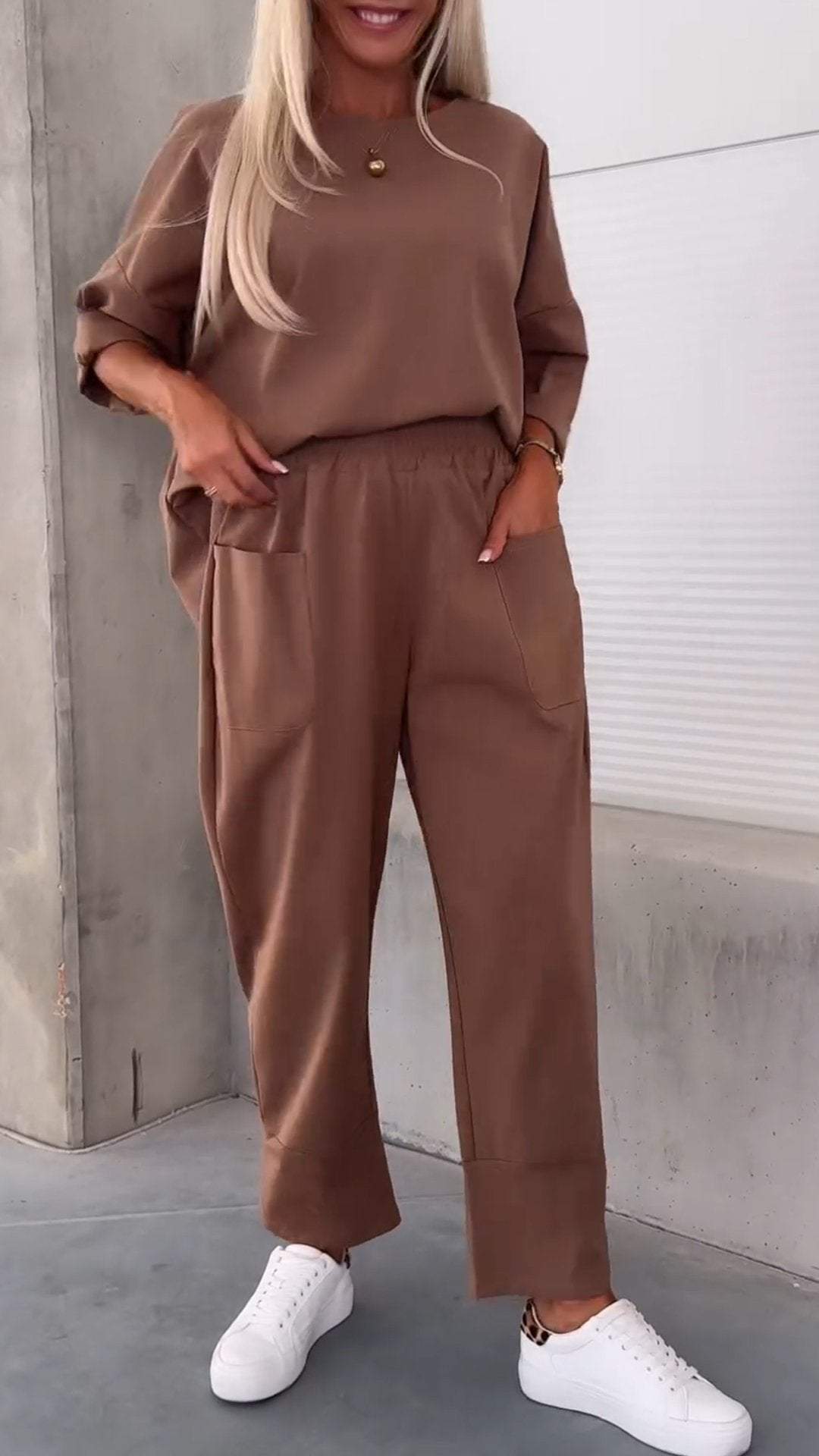 Two-piece Solid Color Round Neck Cropped Pants Set LadyShow.Store