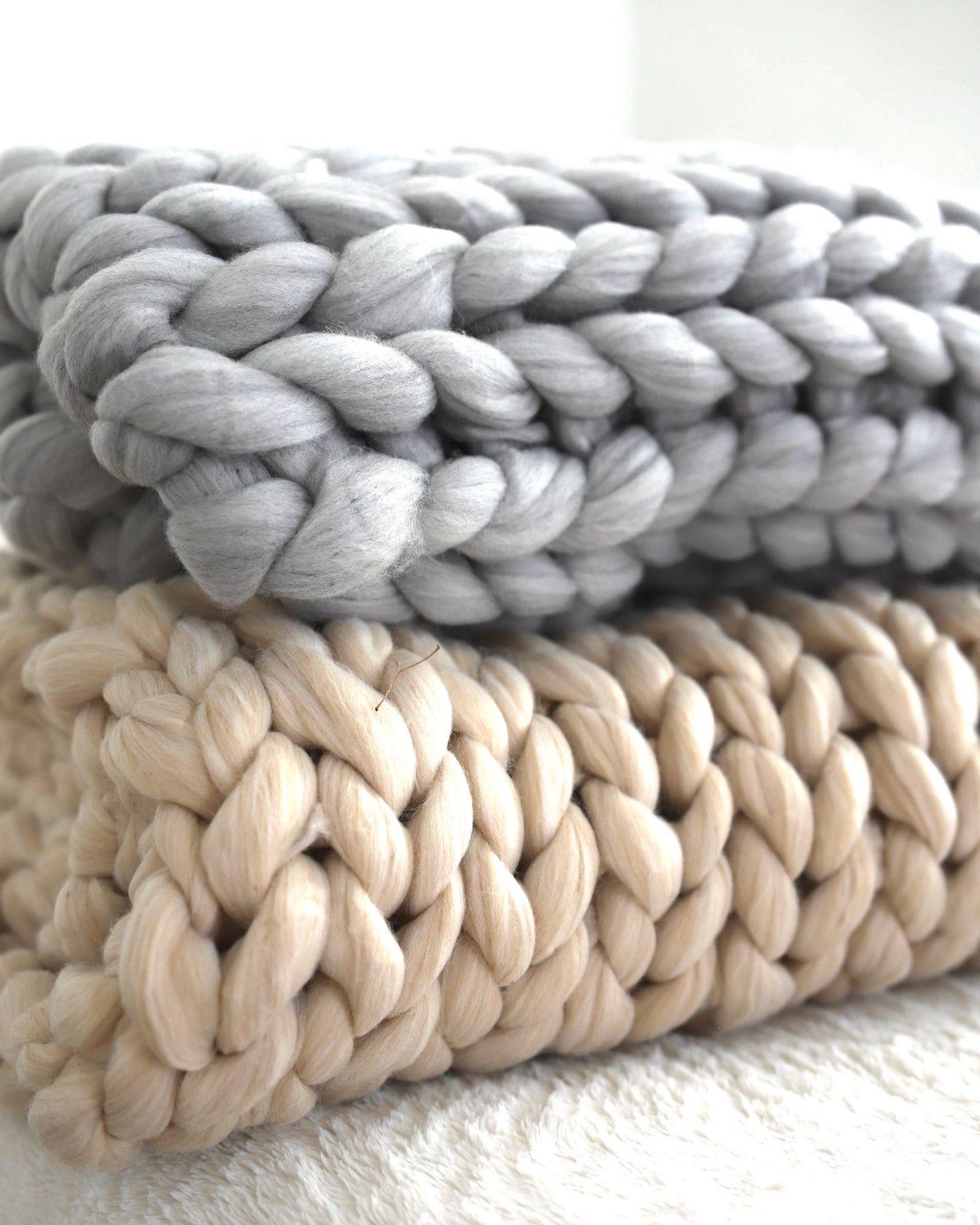 PREMIUM HAND-CRAFTED COLOSSAL CHUNKY KNIT THROW (50"x70") (Inches)