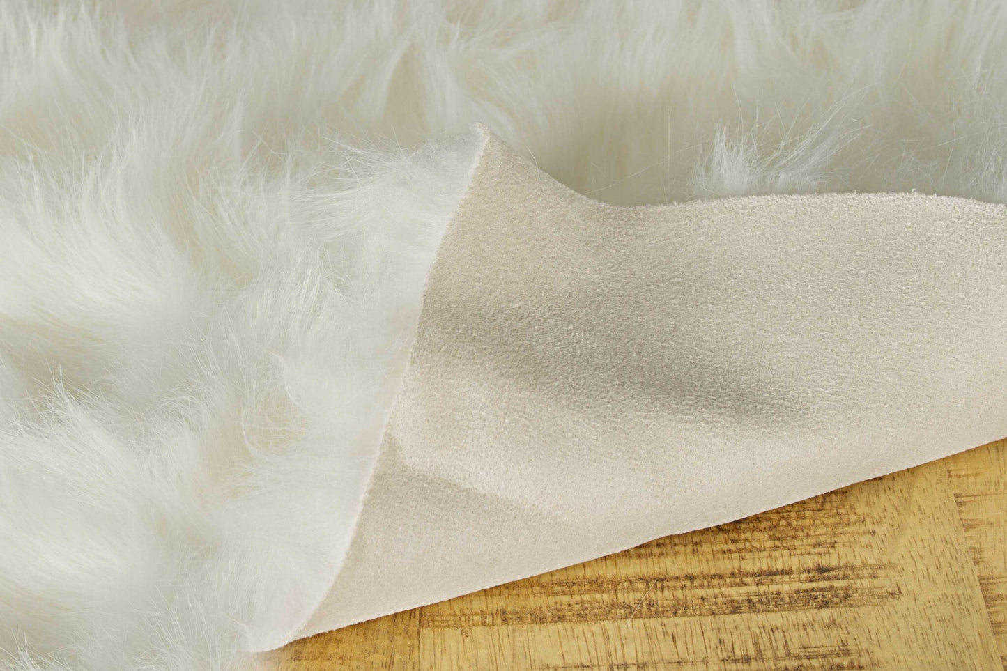 4' X 6' Off White Faux Sheepskin Washable Area Rug